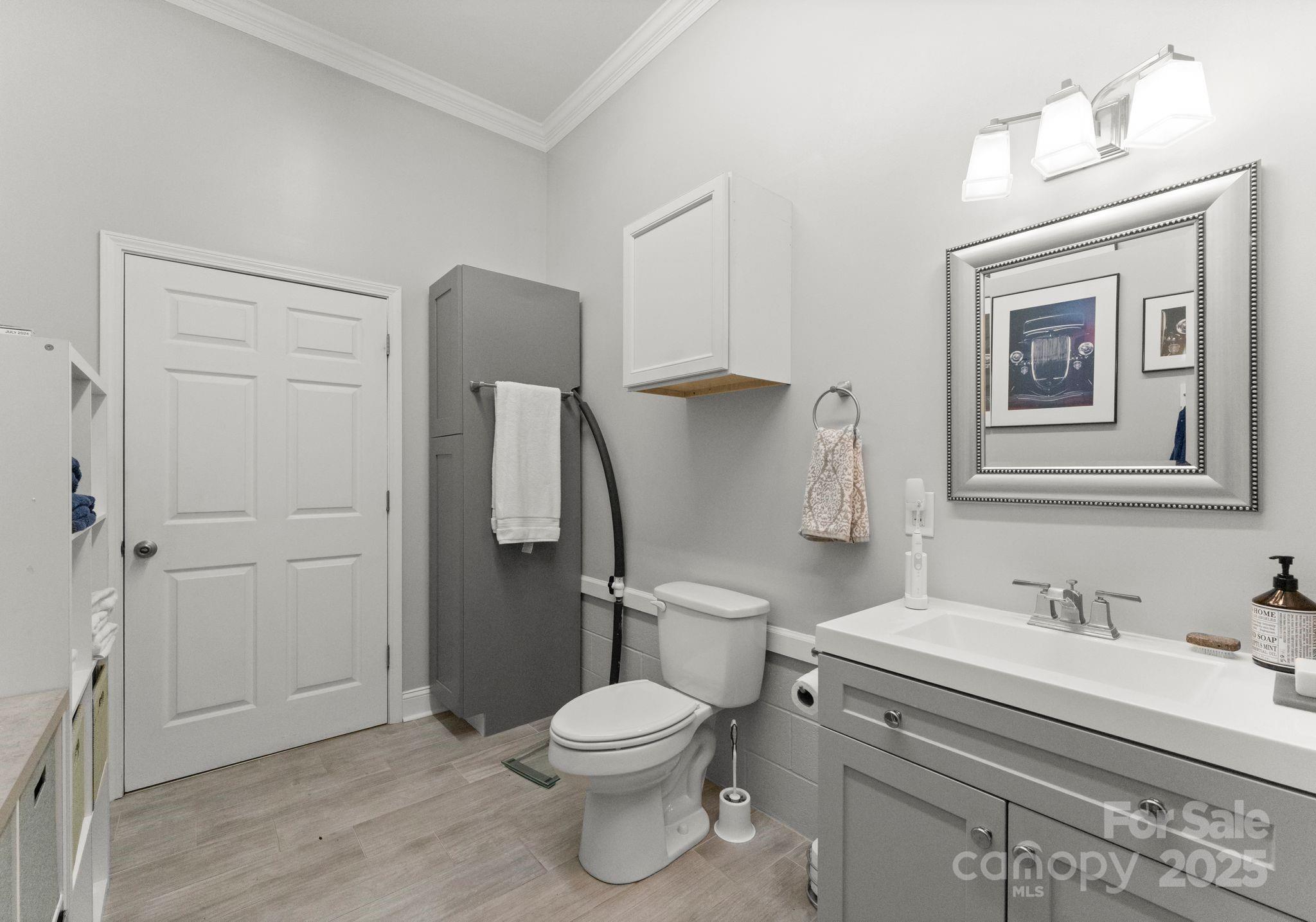 5070, 5090, 5170 Woodleaf Road