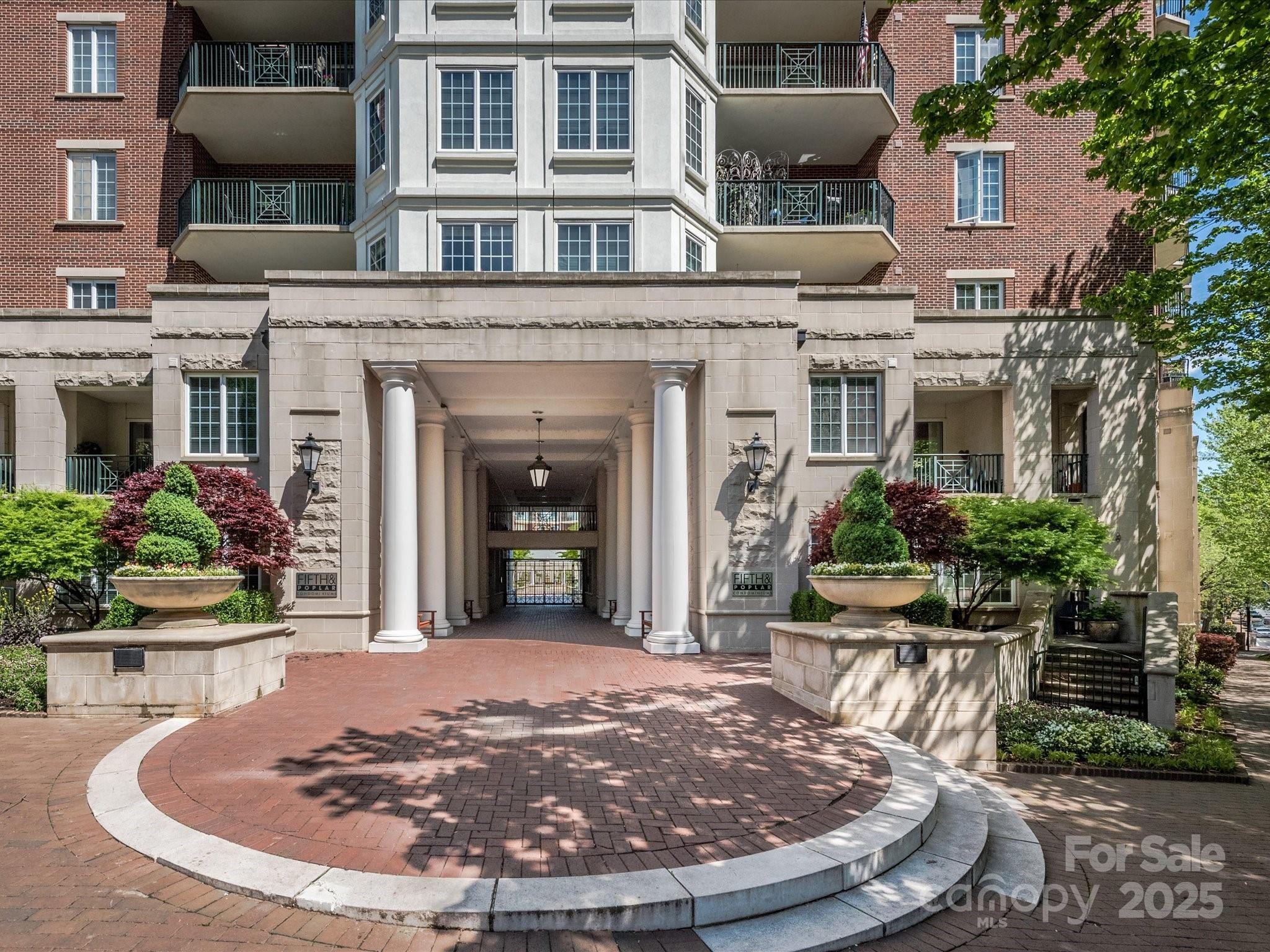 300 W 5th Street W Unit: 407