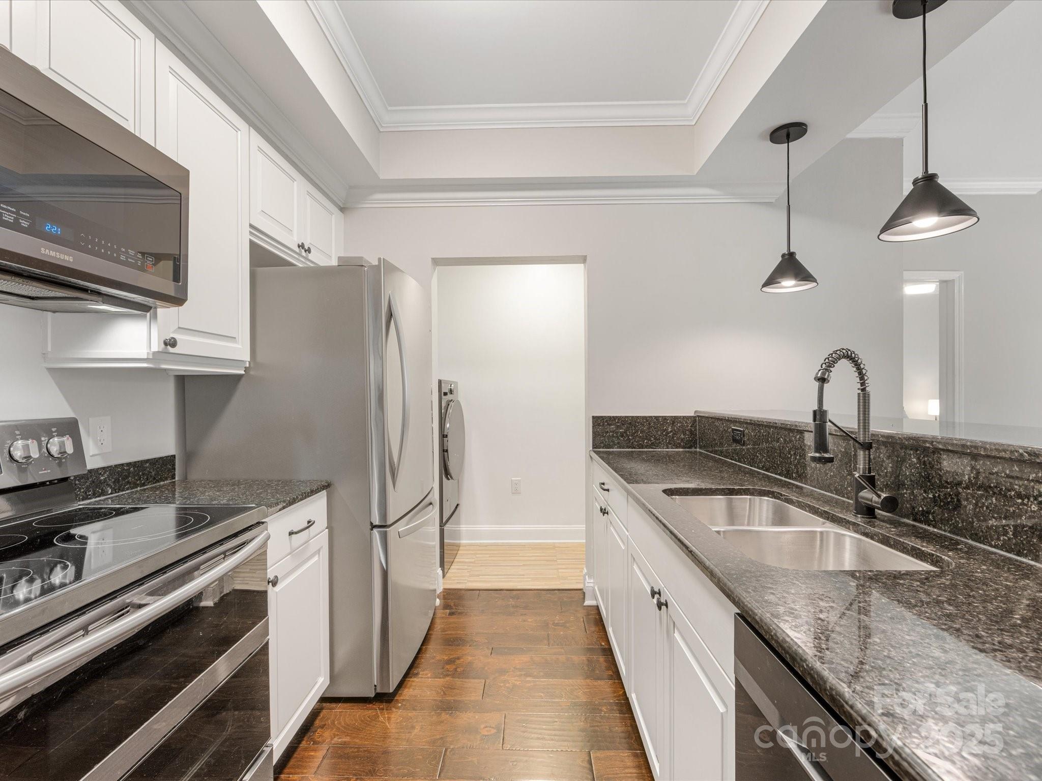 300 W 5th Street W Unit: 407