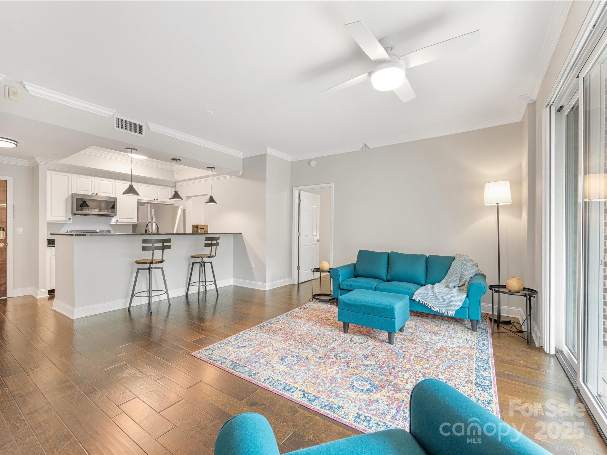 300 W 5th Street W Unit: 407