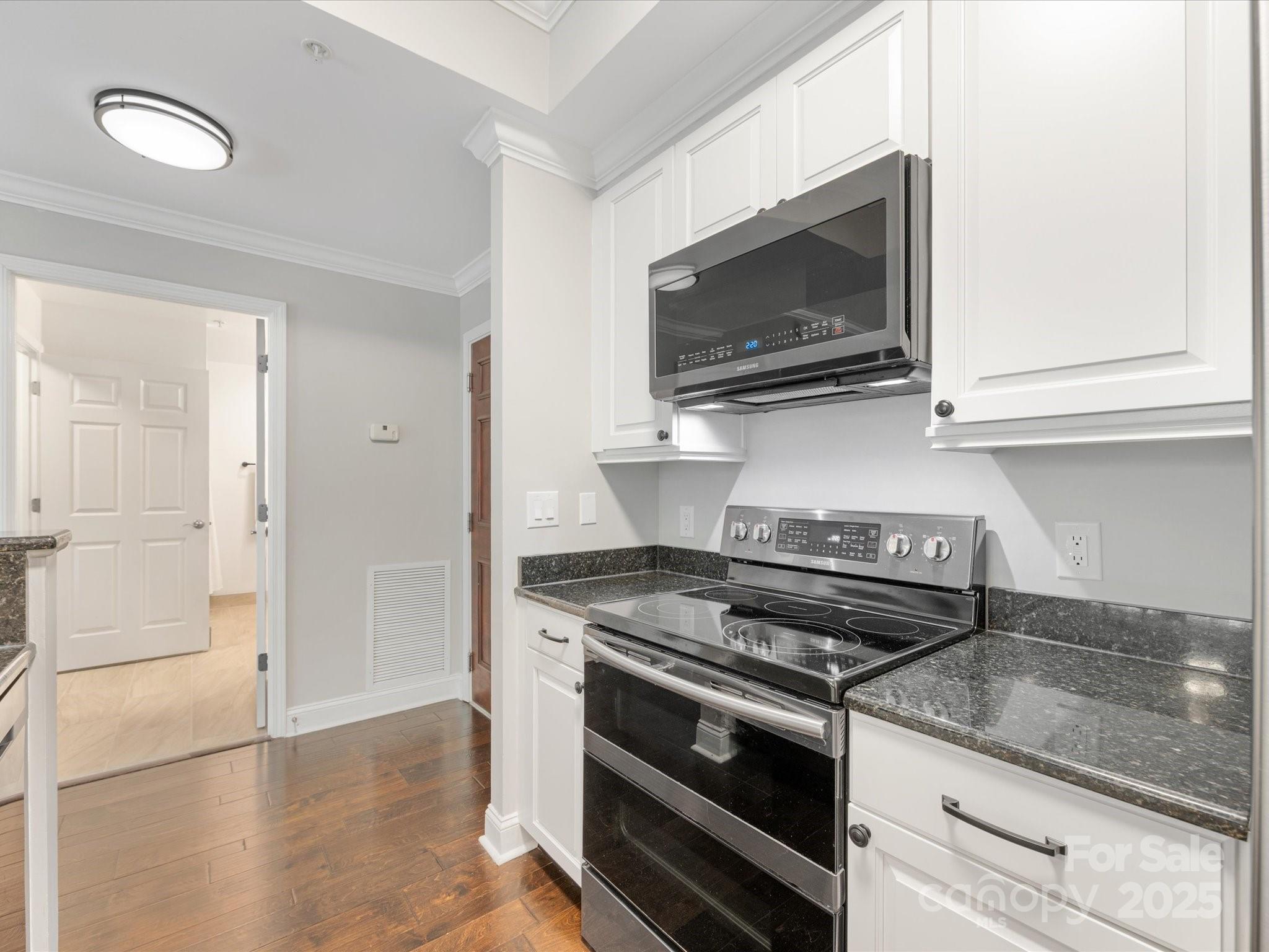 300 W 5th Street W Unit: 407