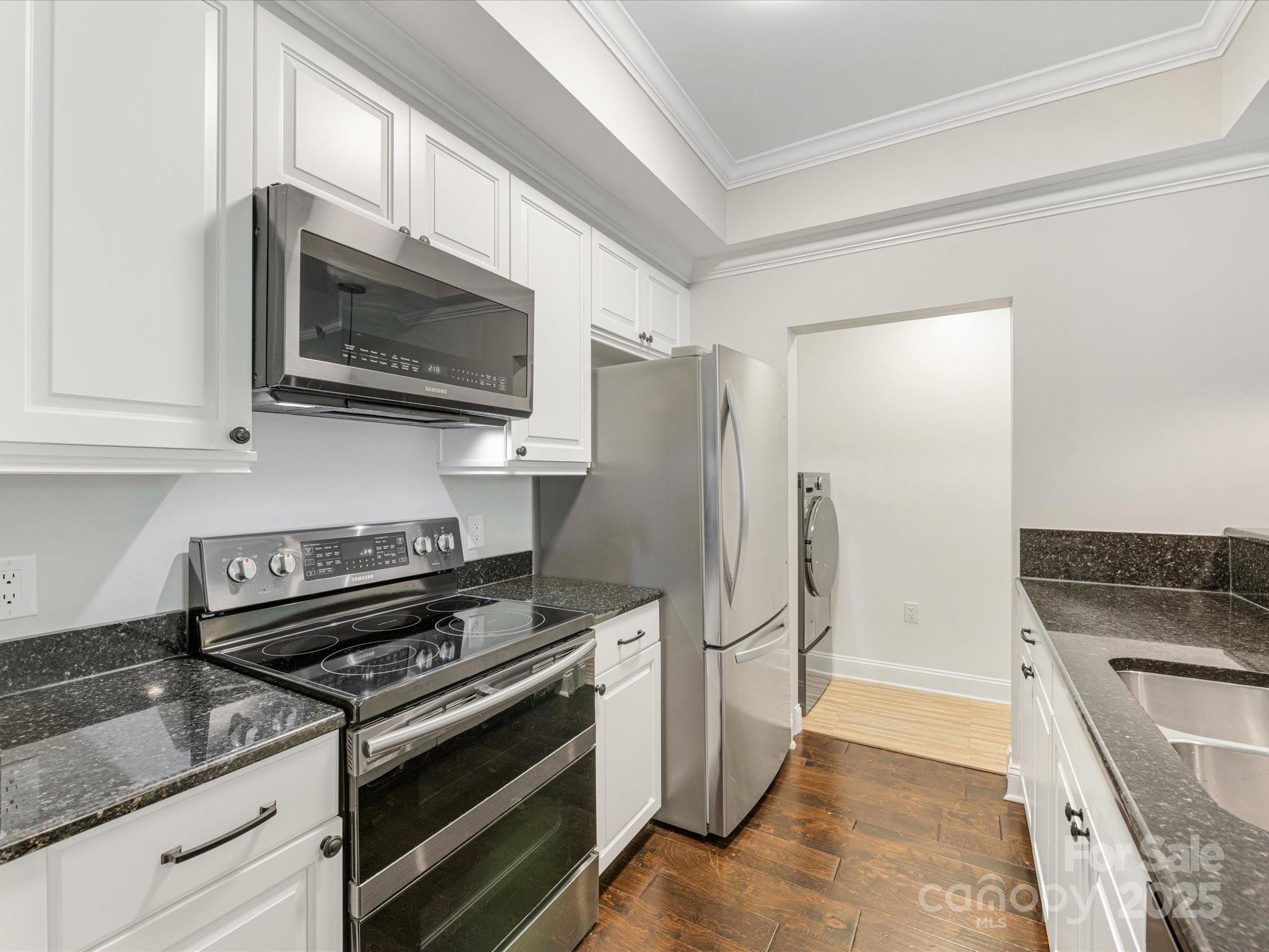 300 W 5th Street W Unit: 407