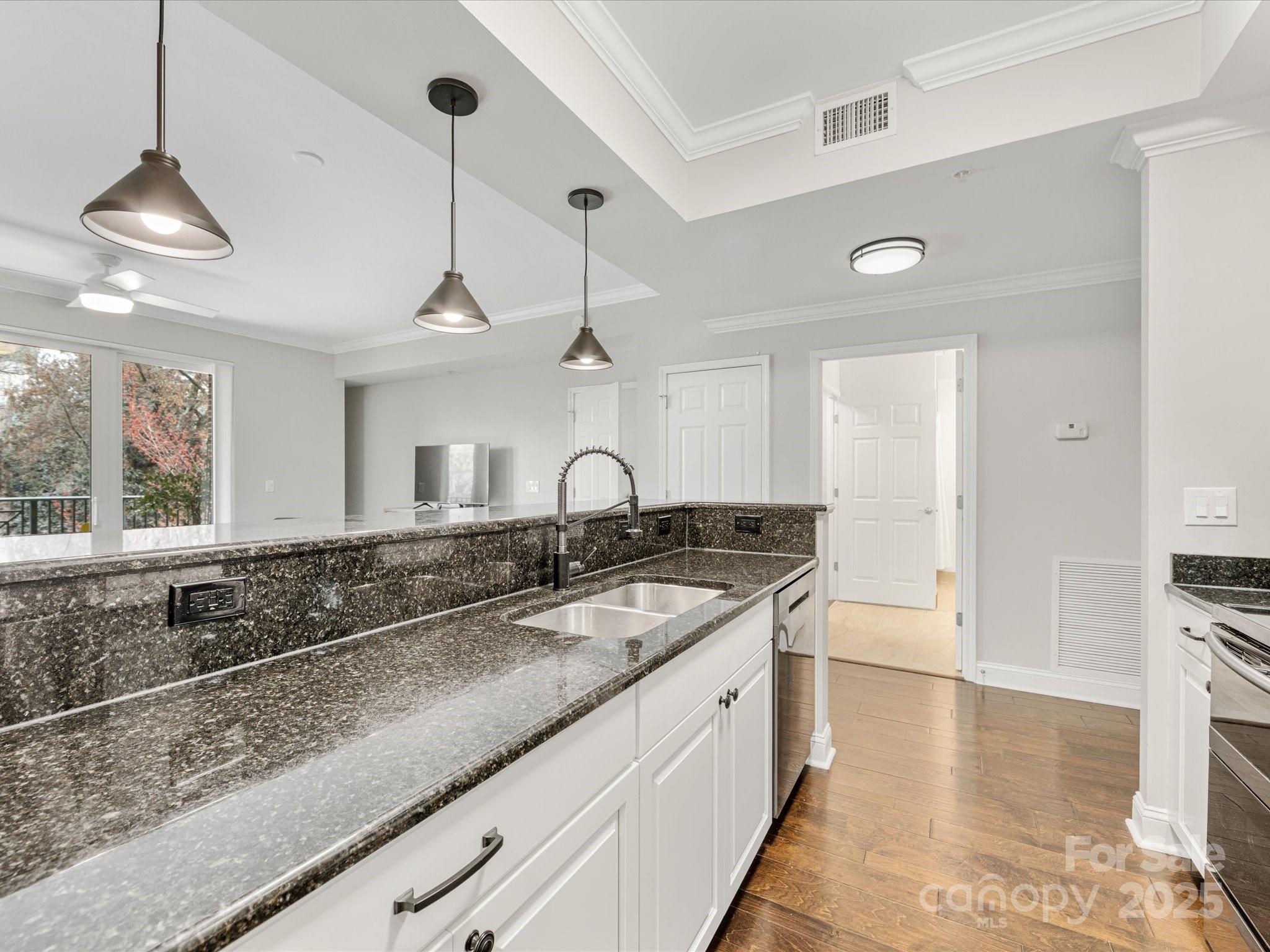 300 W 5th Street W Unit: 407