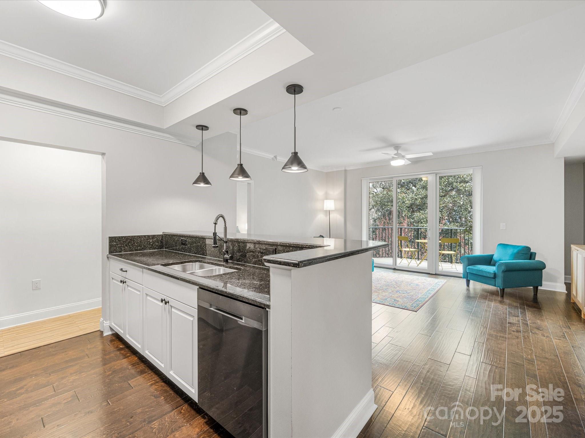 300 W 5th Street W Unit: 407