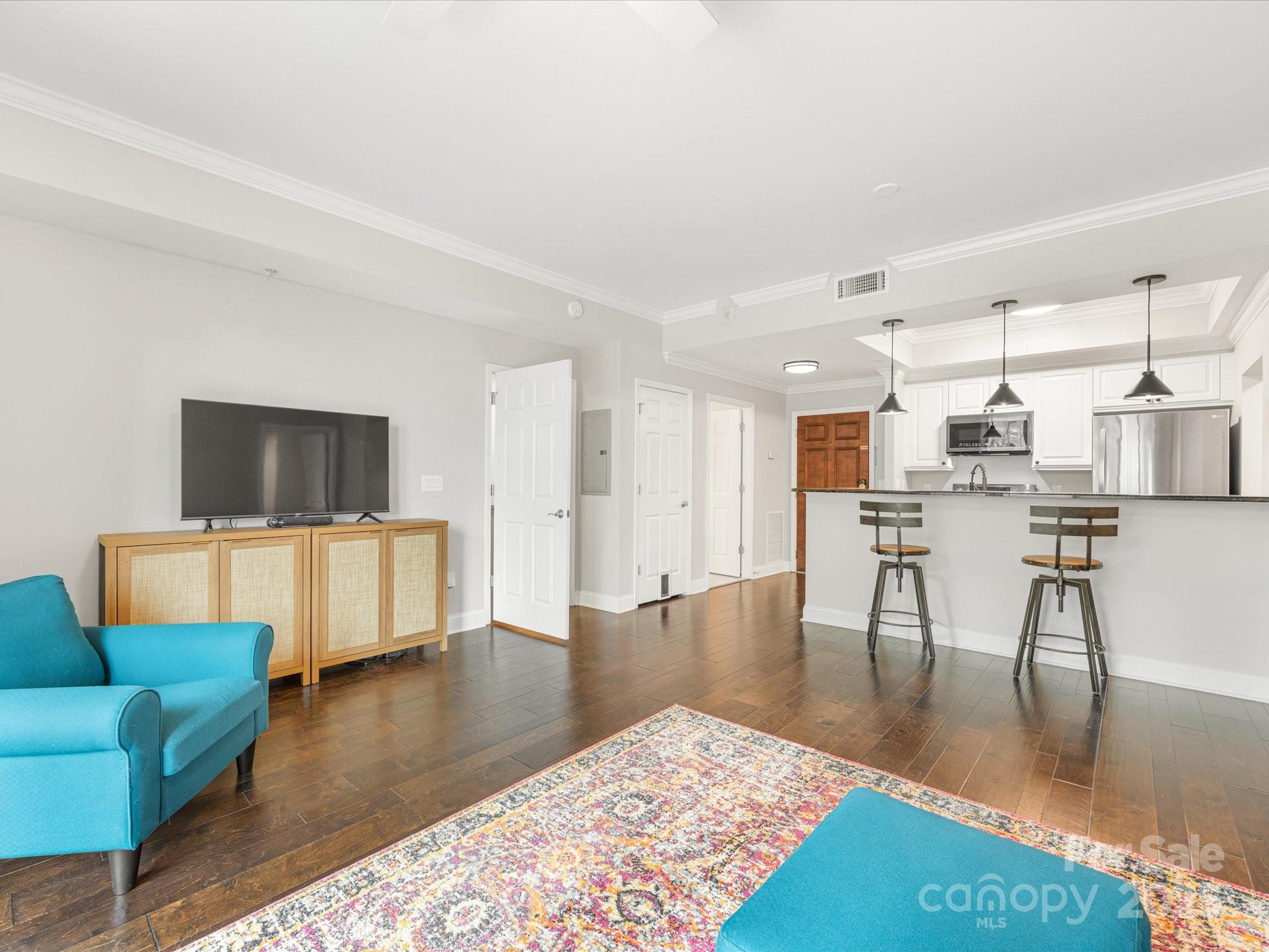 300 W 5th Street W Unit: 407