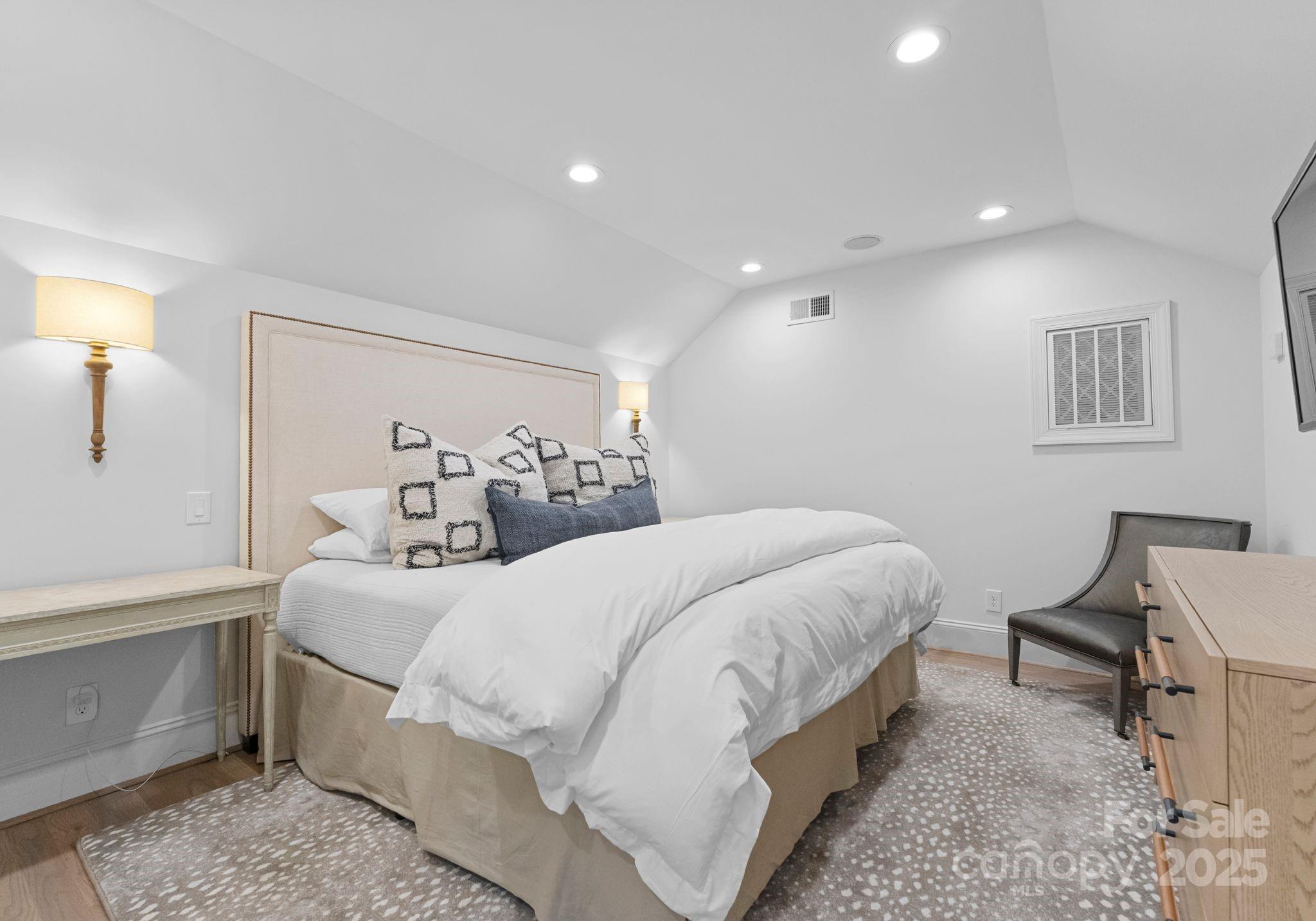 1550 Queens Road W