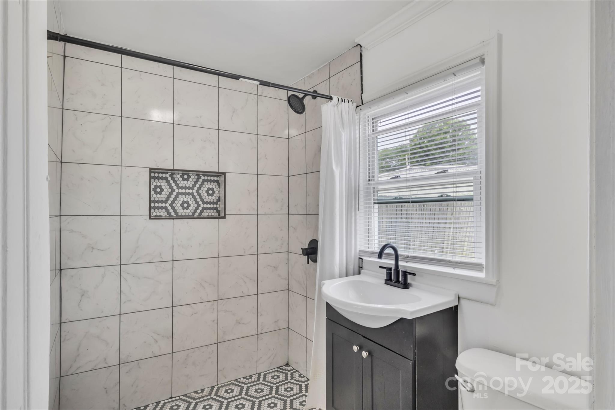 123 E Farmview Street