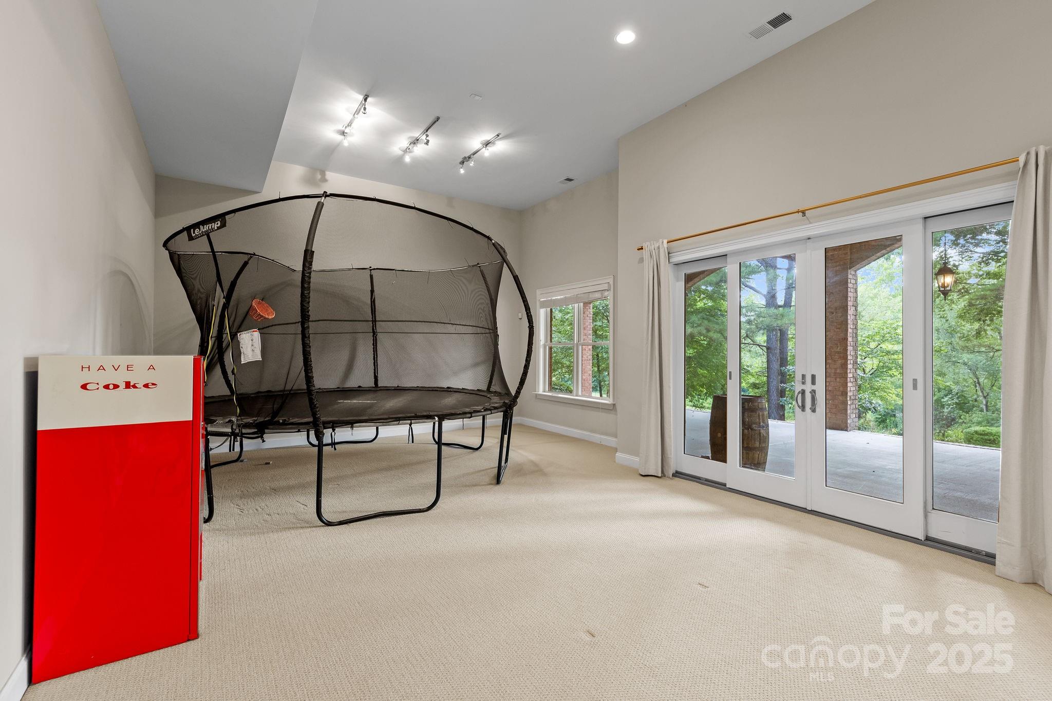 1487 Winged Foot Drive