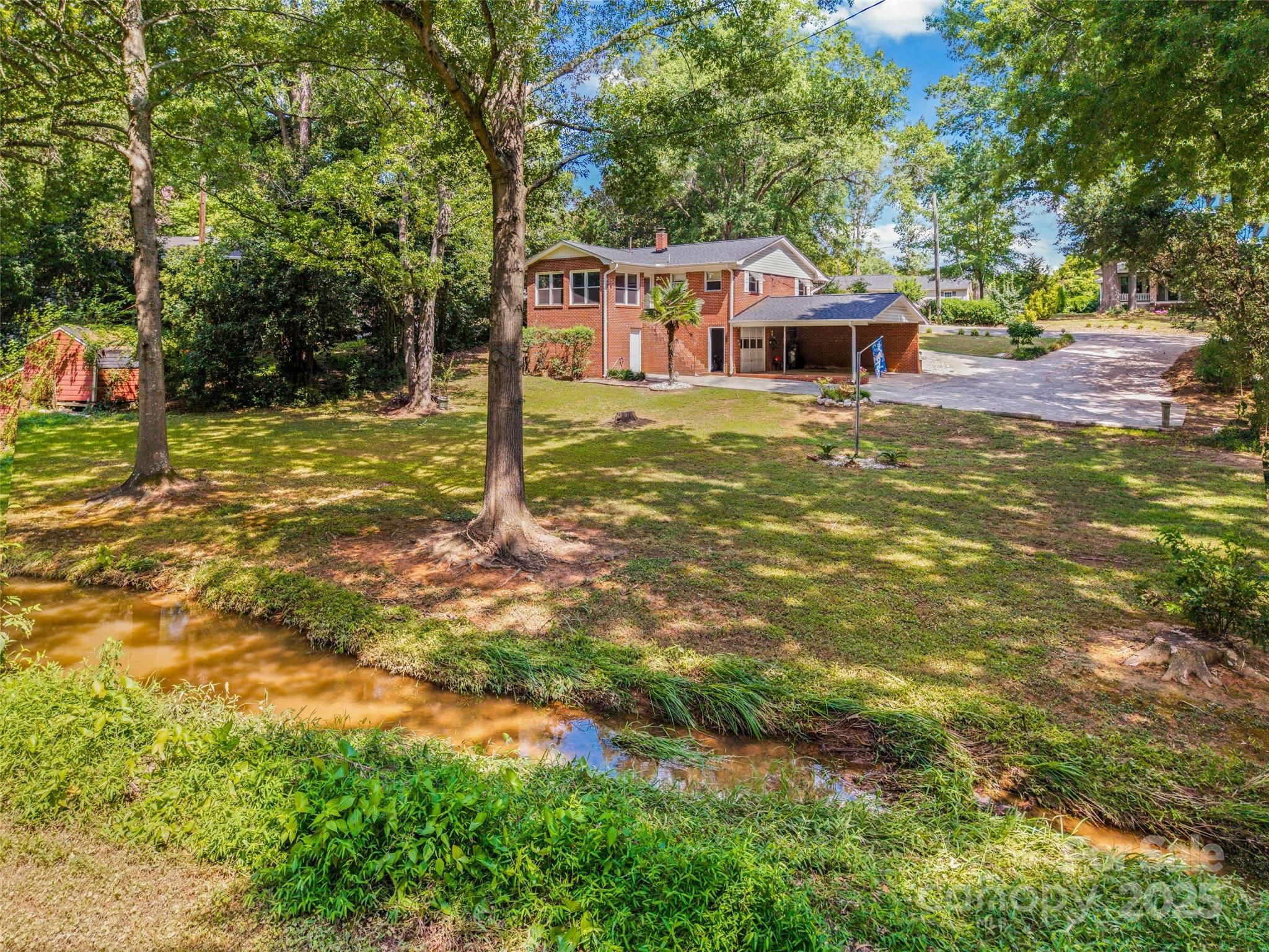 527 W Park Drive