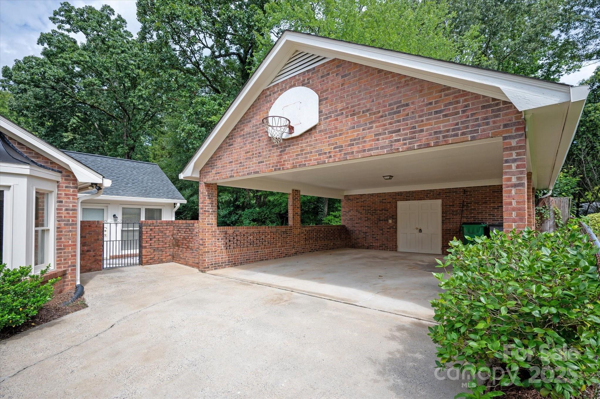 1039 Shadowbrook Lane