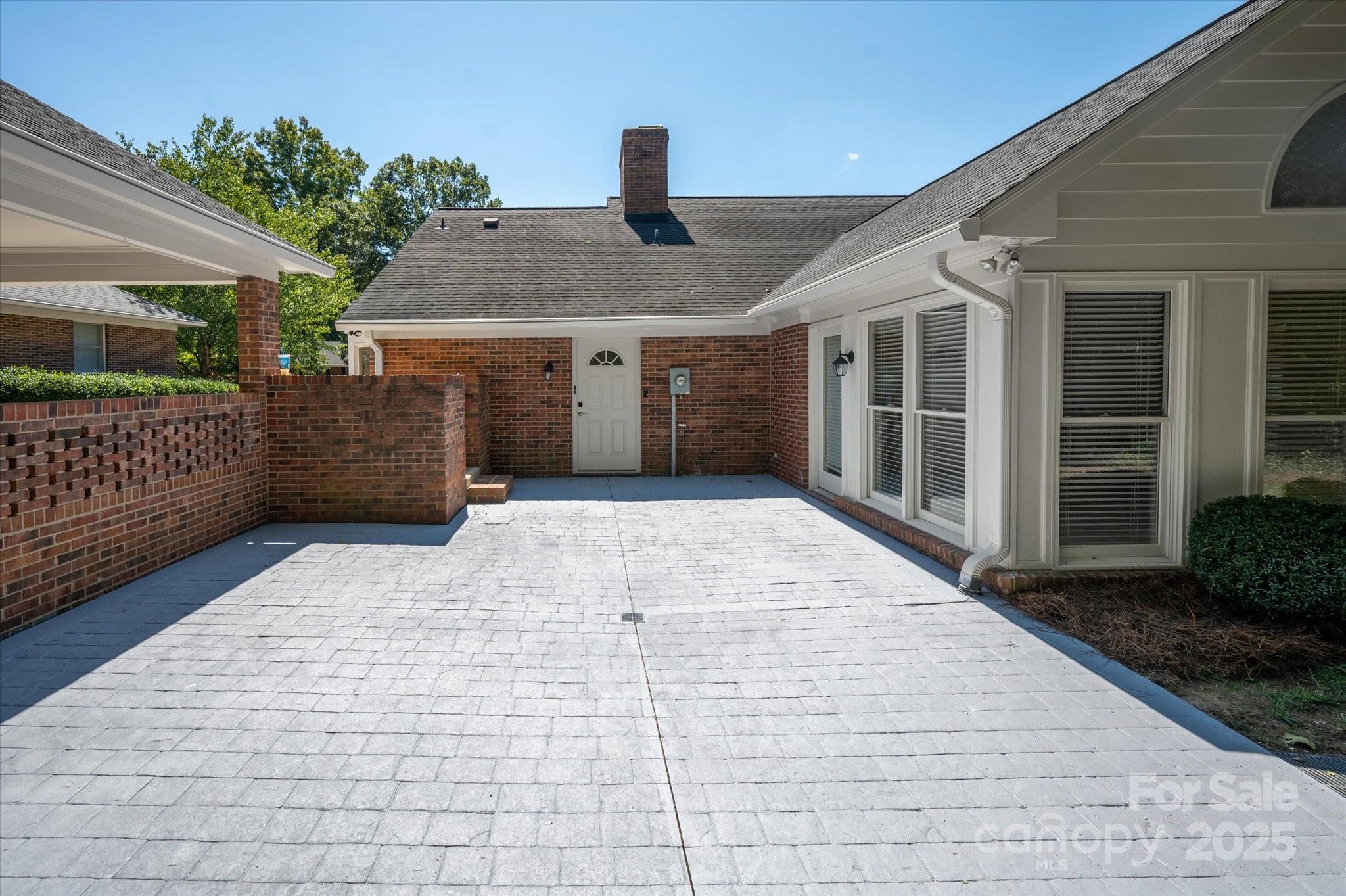 1039 Shadowbrook Lane