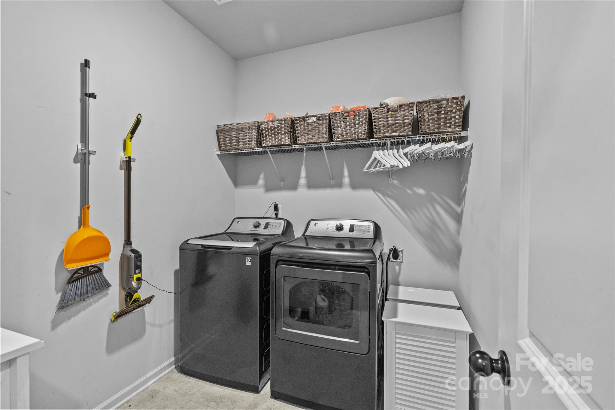 832 Oak Manor Drive SE