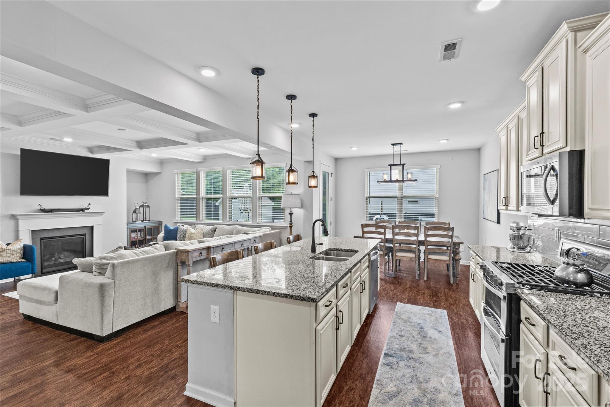 832 Oak Manor Drive SE