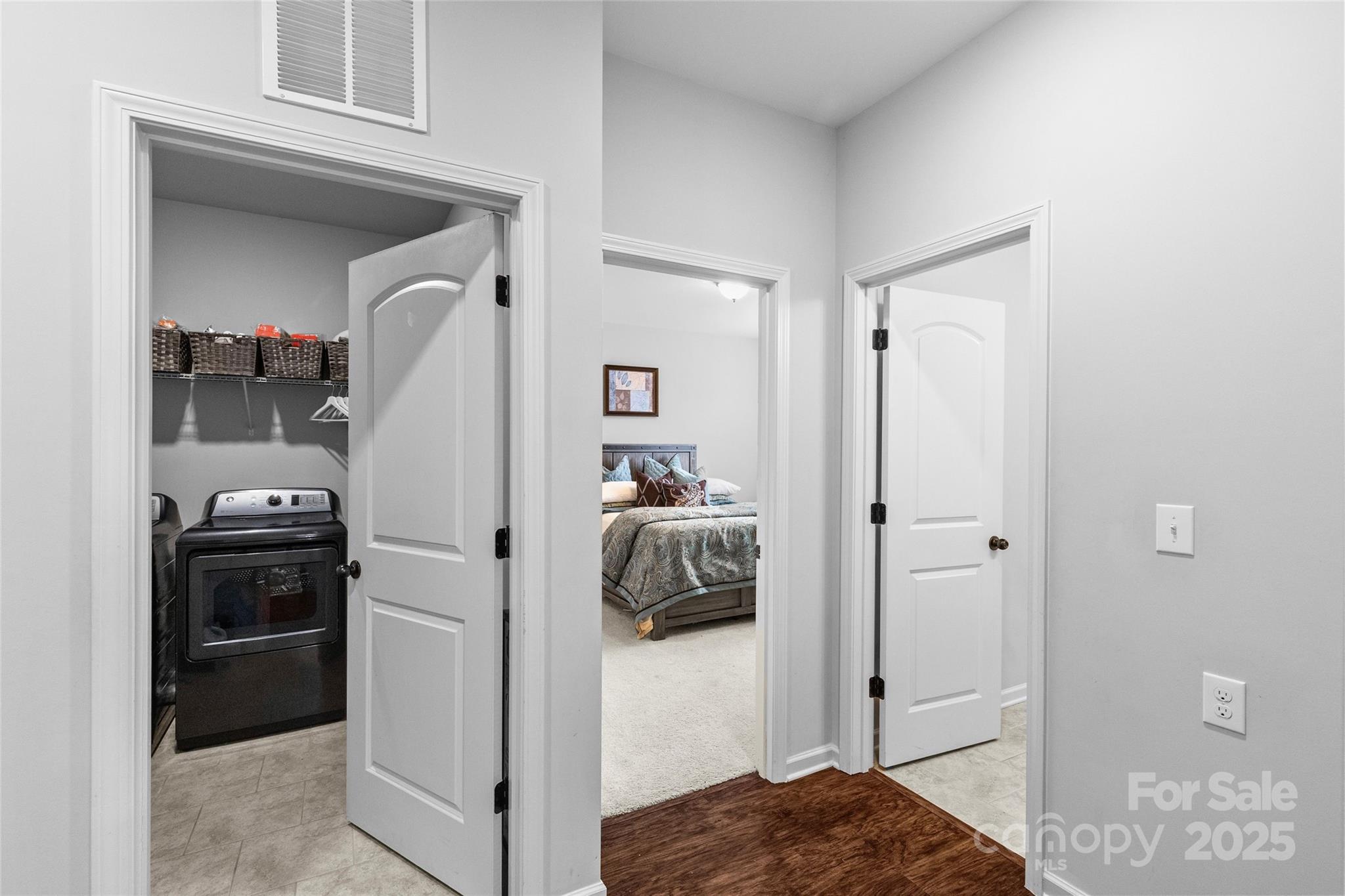 832 Oak Manor Drive SE