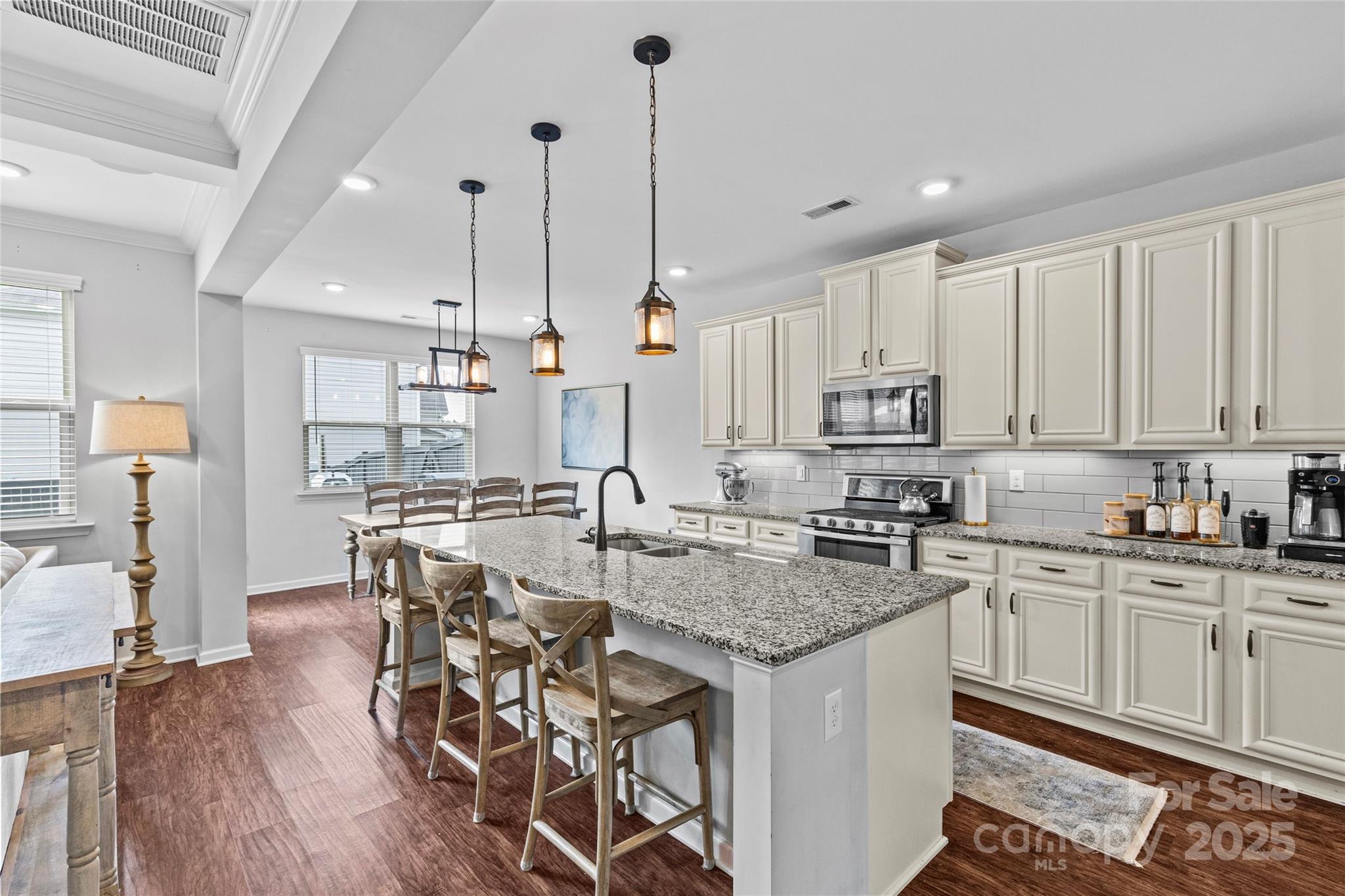 832 Oak Manor Drive SE