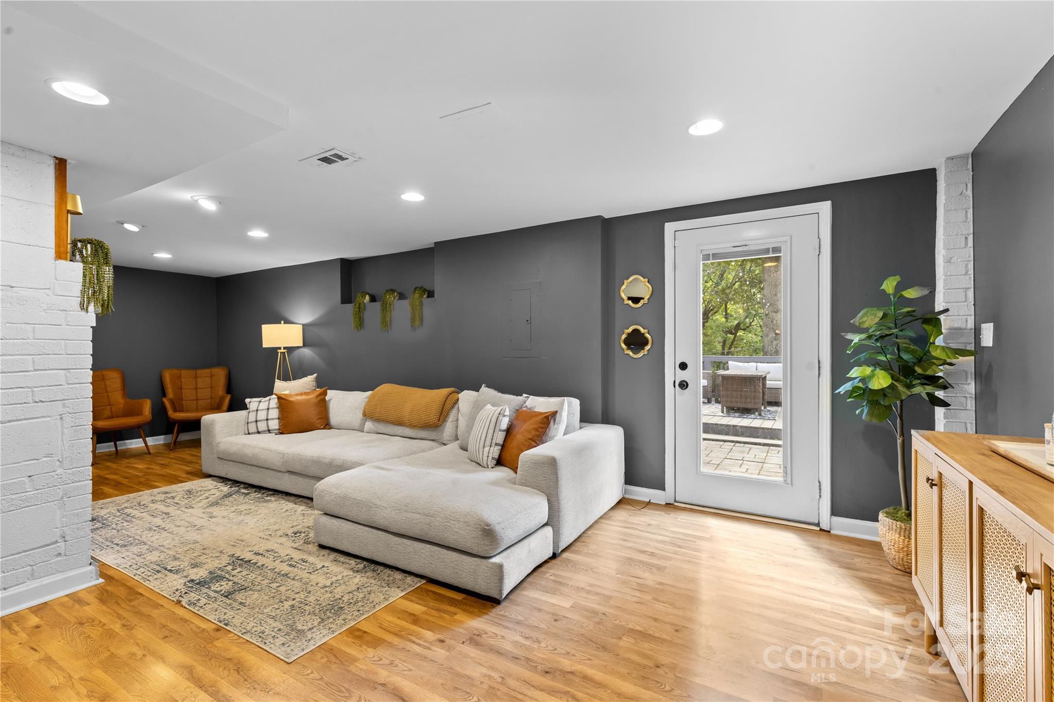 5128 Valley Stream Road