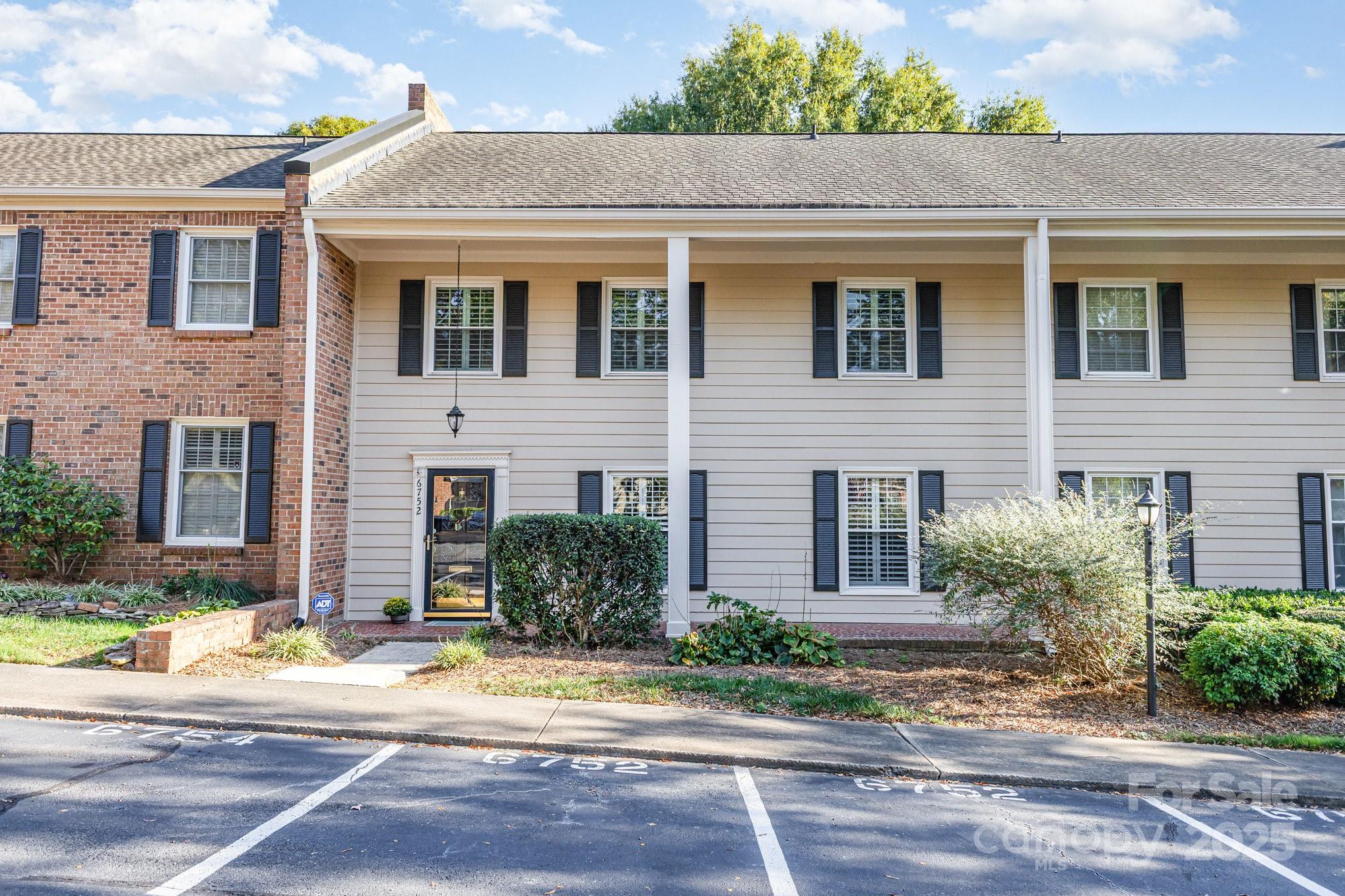 6752 Constitution Lane