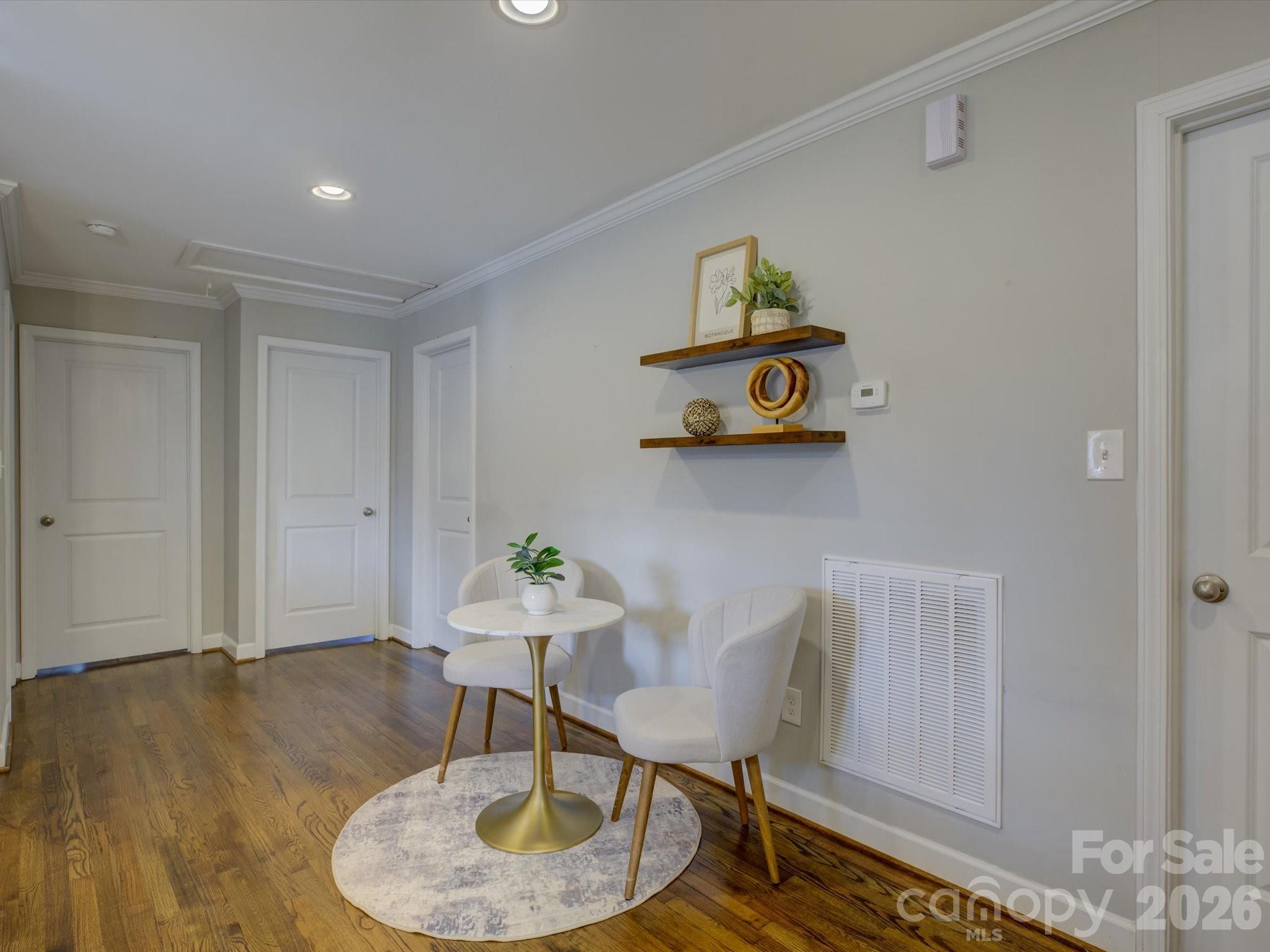 204 Elliott Street W