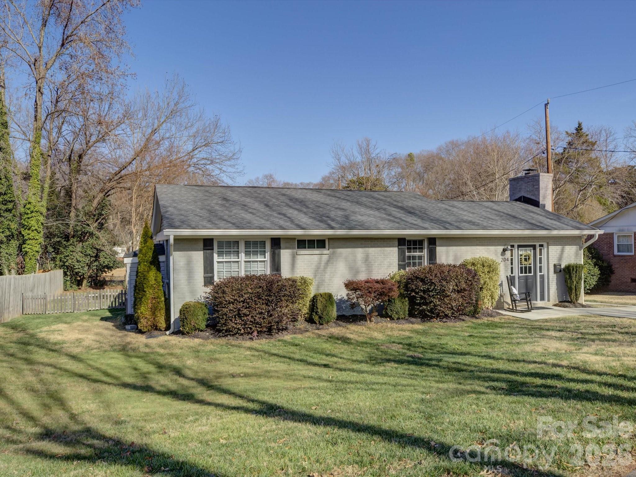 204 Elliott Street W