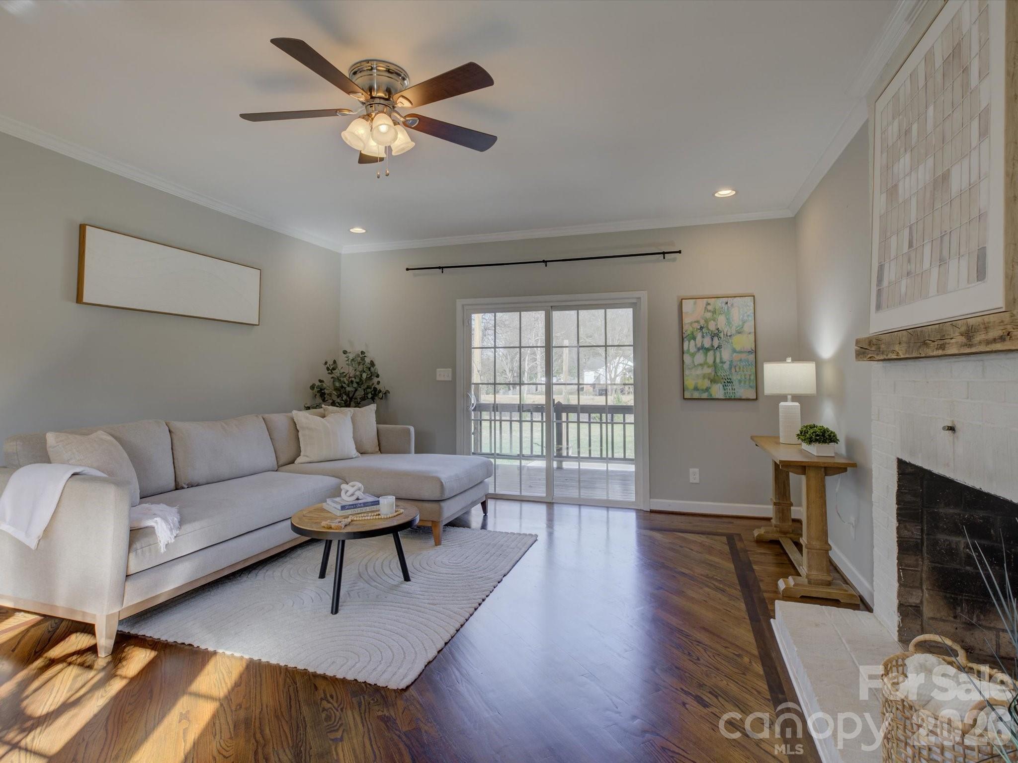 204 Elliott Street W