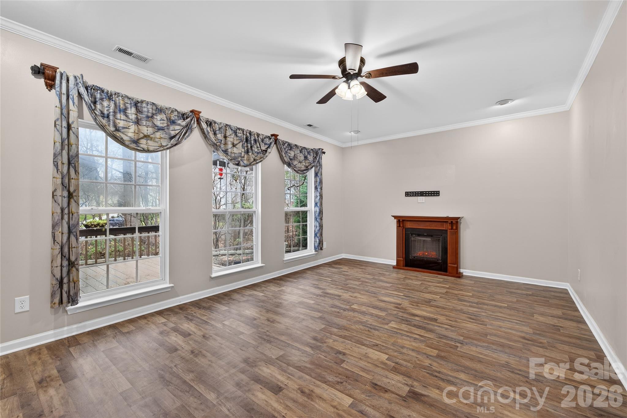 1913 Thorn Crest Drive