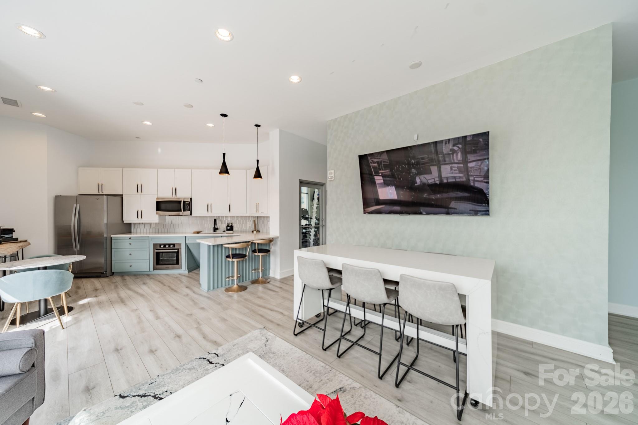 333 W Trade Street Unit: 1200