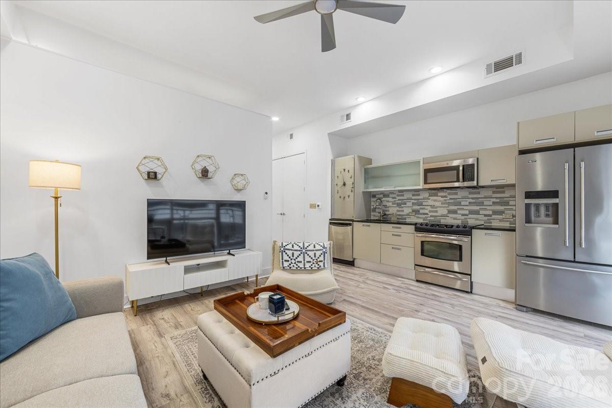 1133 Metropolitan Avenue Unit: 211