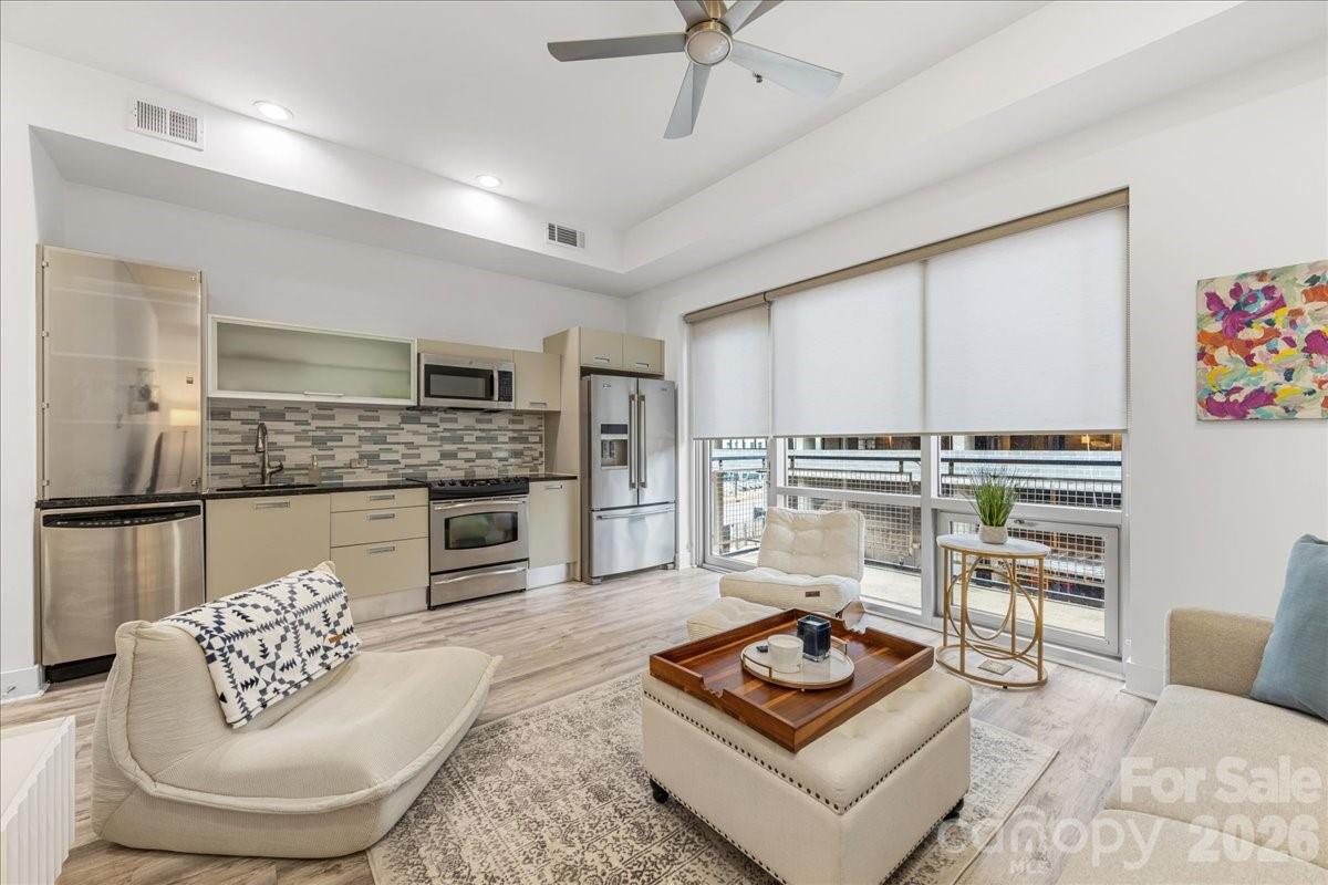 1133 Metropolitan Avenue Unit: 211