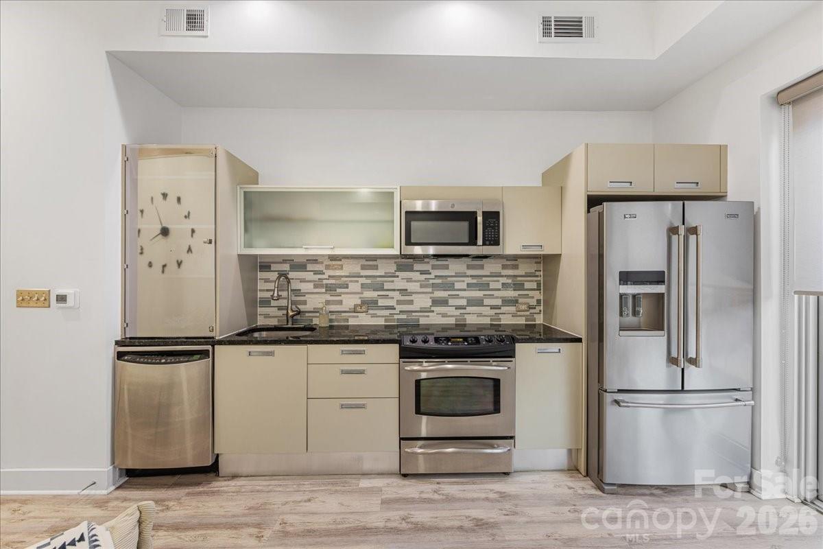 1133 Metropolitan Avenue Unit: 211