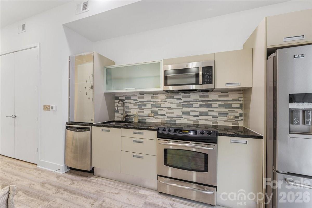 1133 Metropolitan Avenue Unit: 211