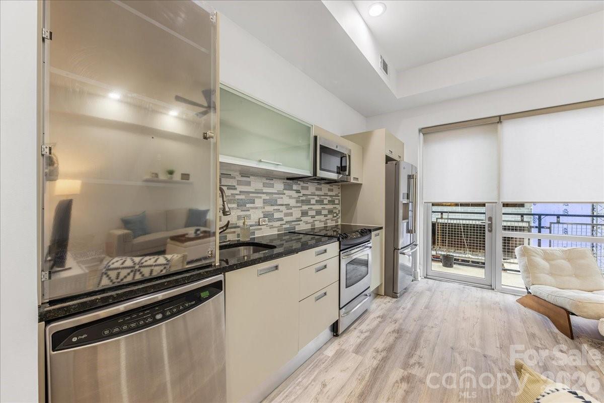 1133 Metropolitan Avenue Unit: 211