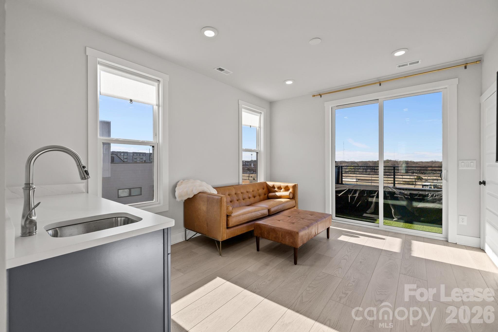 1925 Dunavant Street