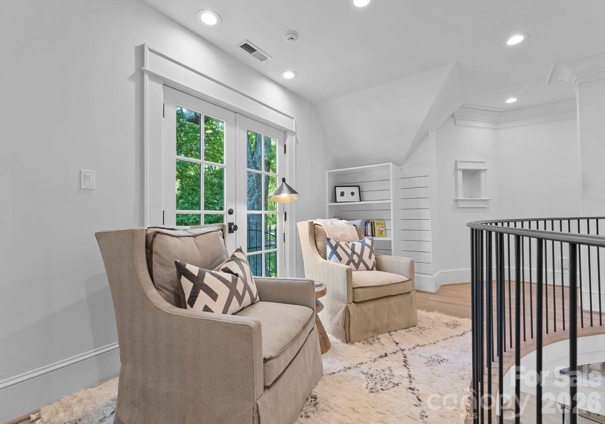 1550 Queens Road W