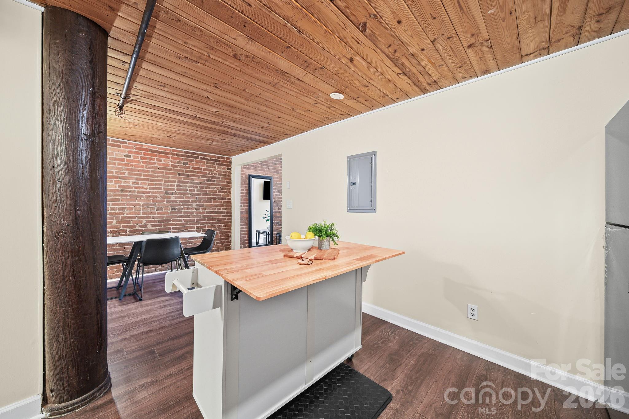 201 S Hoskins Road Unit: 129