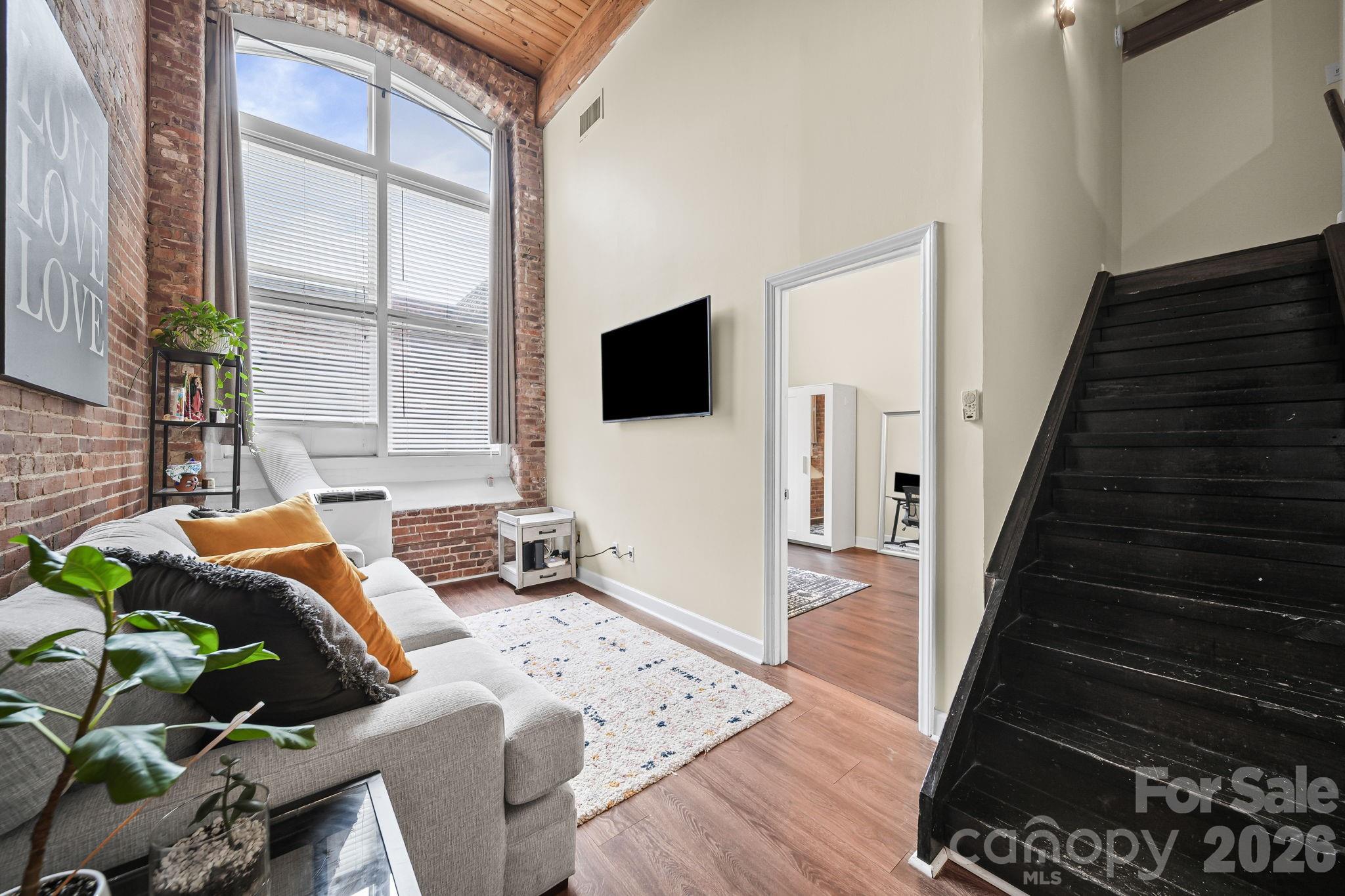 201 S Hoskins Road Unit: 129