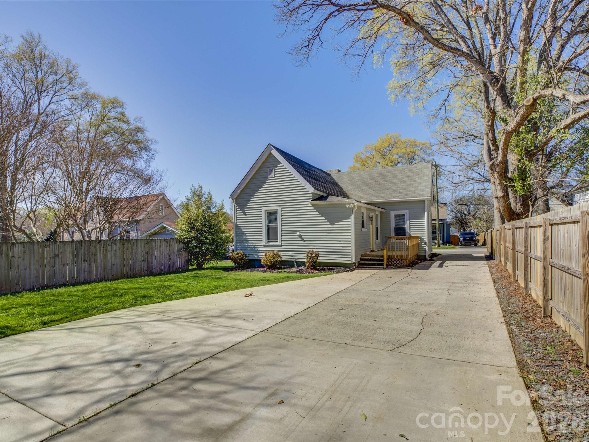 212 N Lee Street
