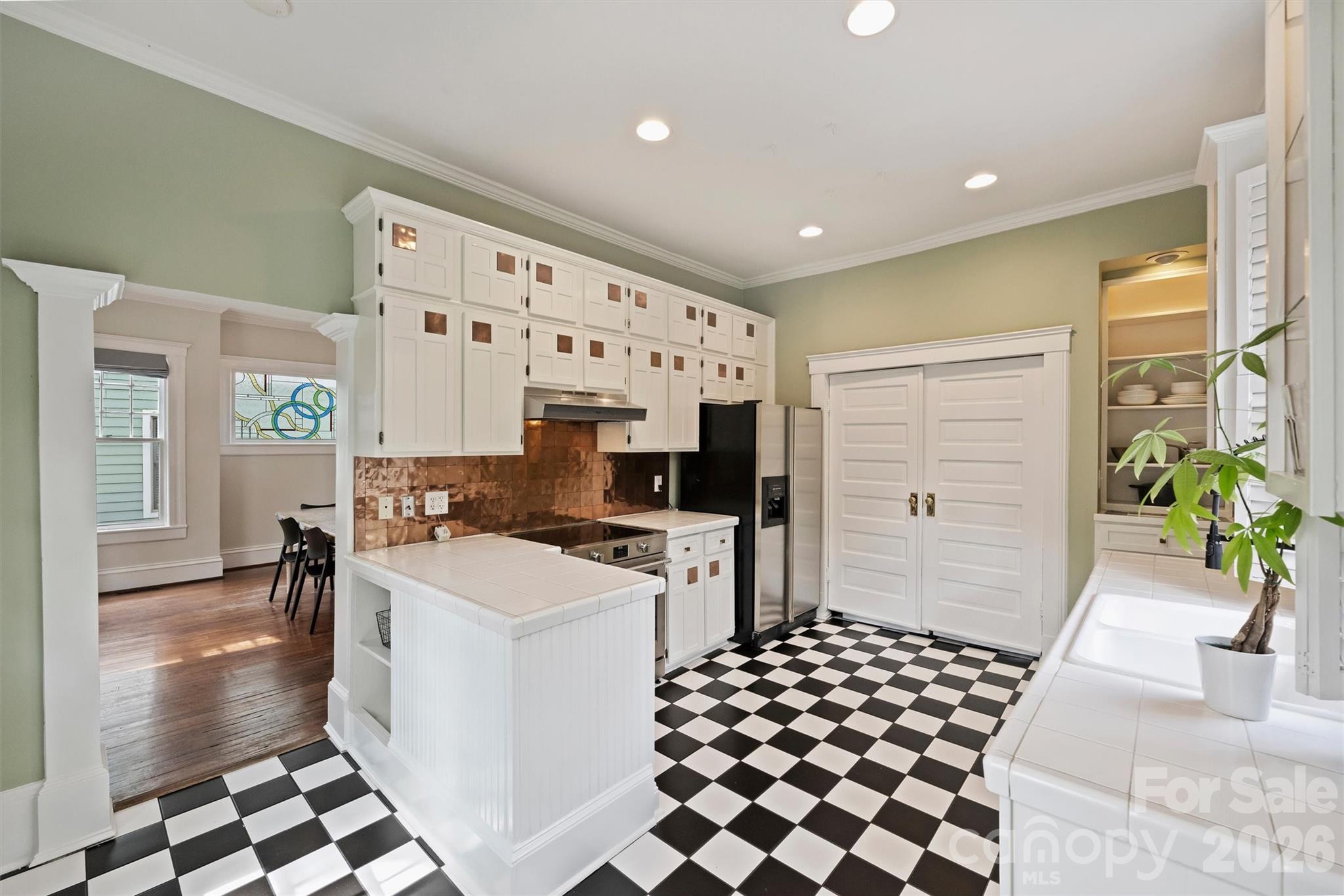 712 Sunnyside Avenue