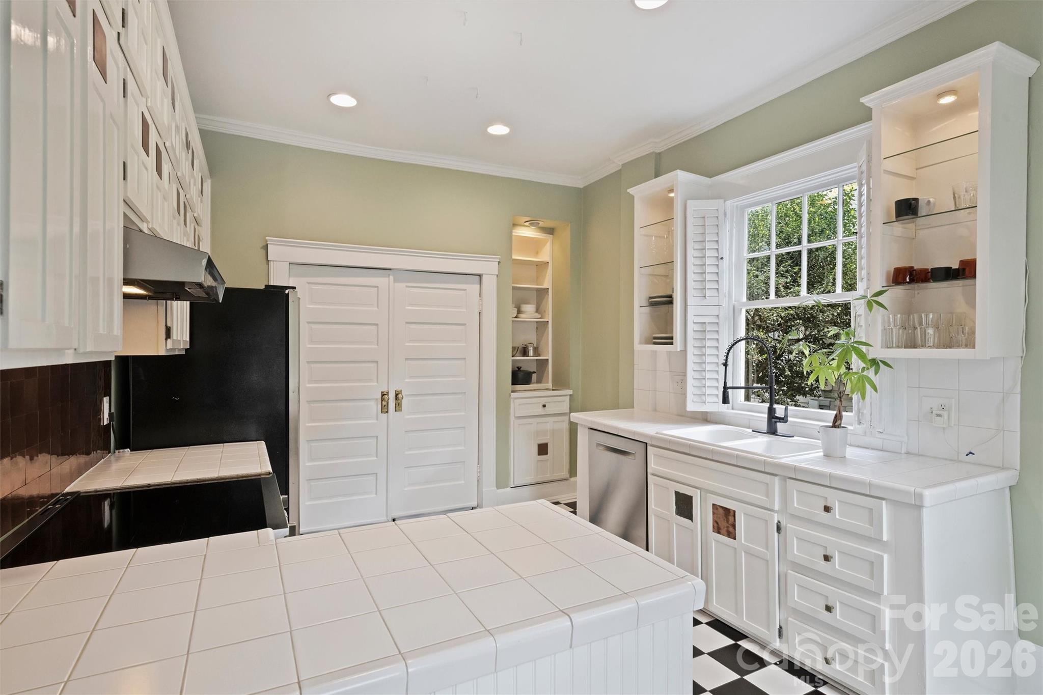 712 Sunnyside Avenue