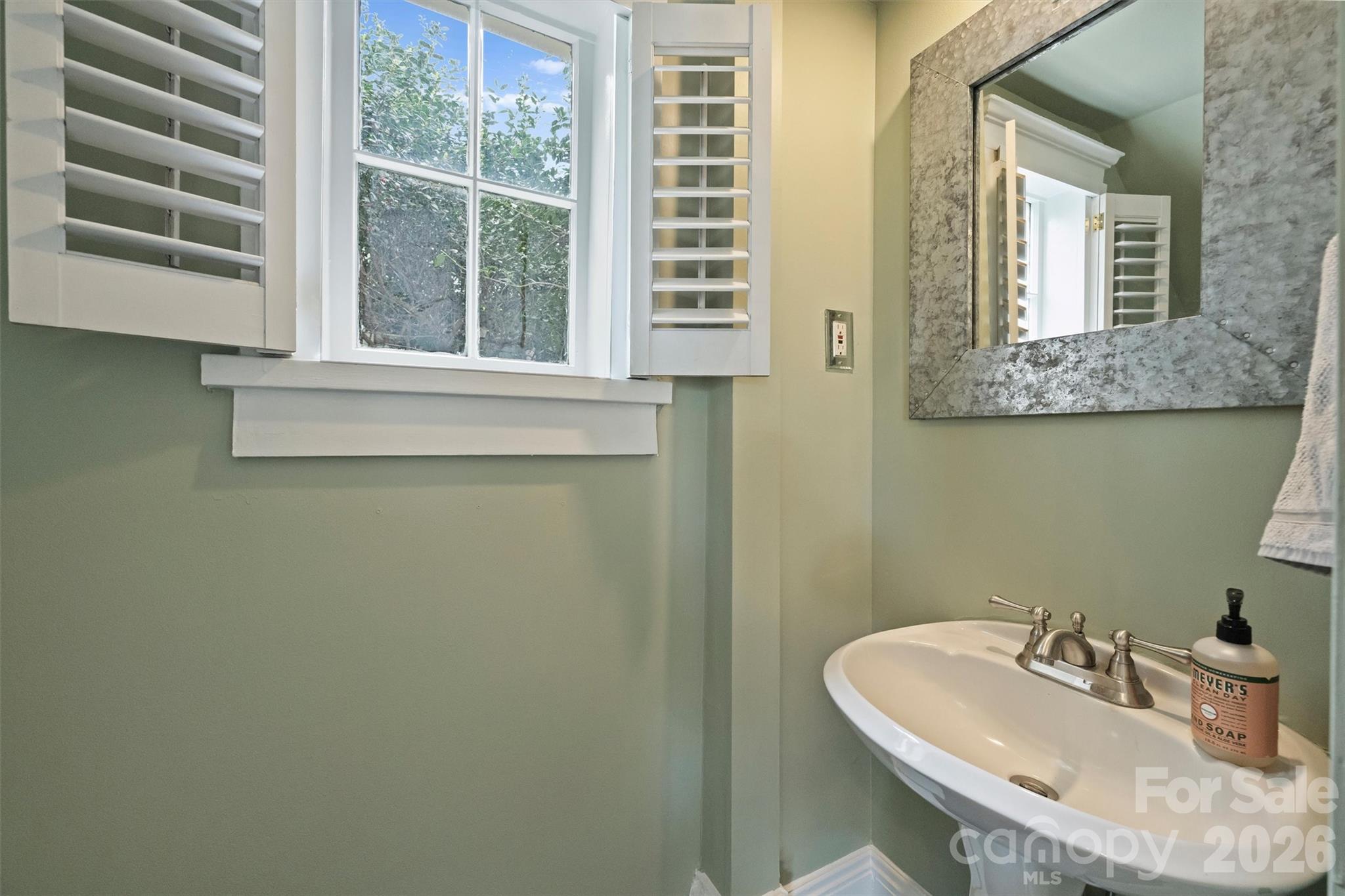 712 Sunnyside Avenue