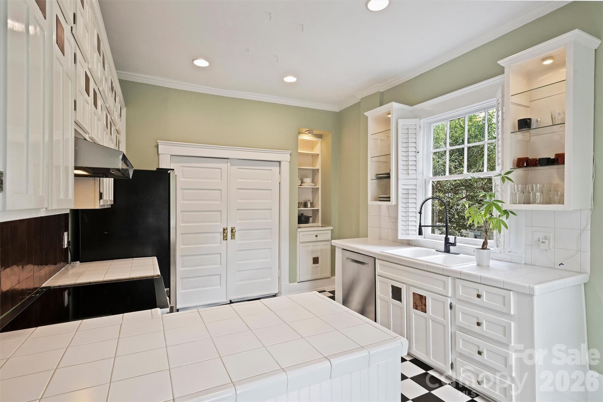 712 Sunnyside Avenue