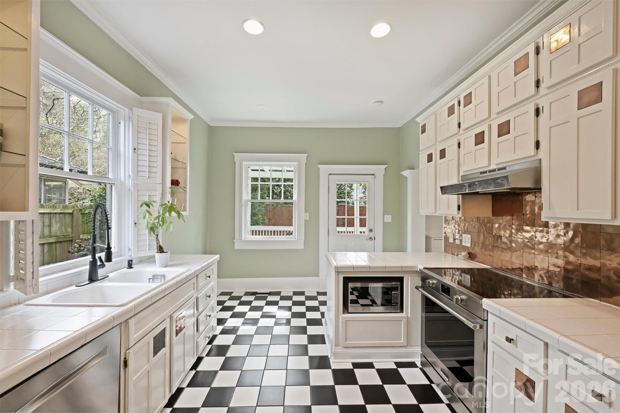 712 Sunnyside Avenue