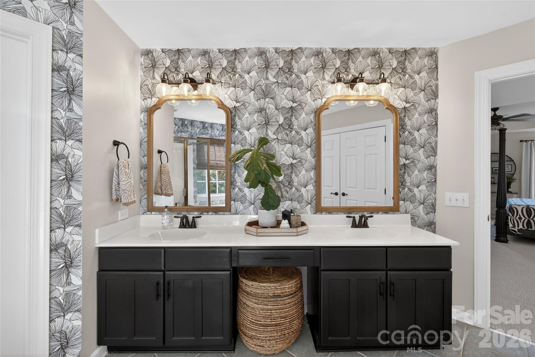 902 Applegate Parkway