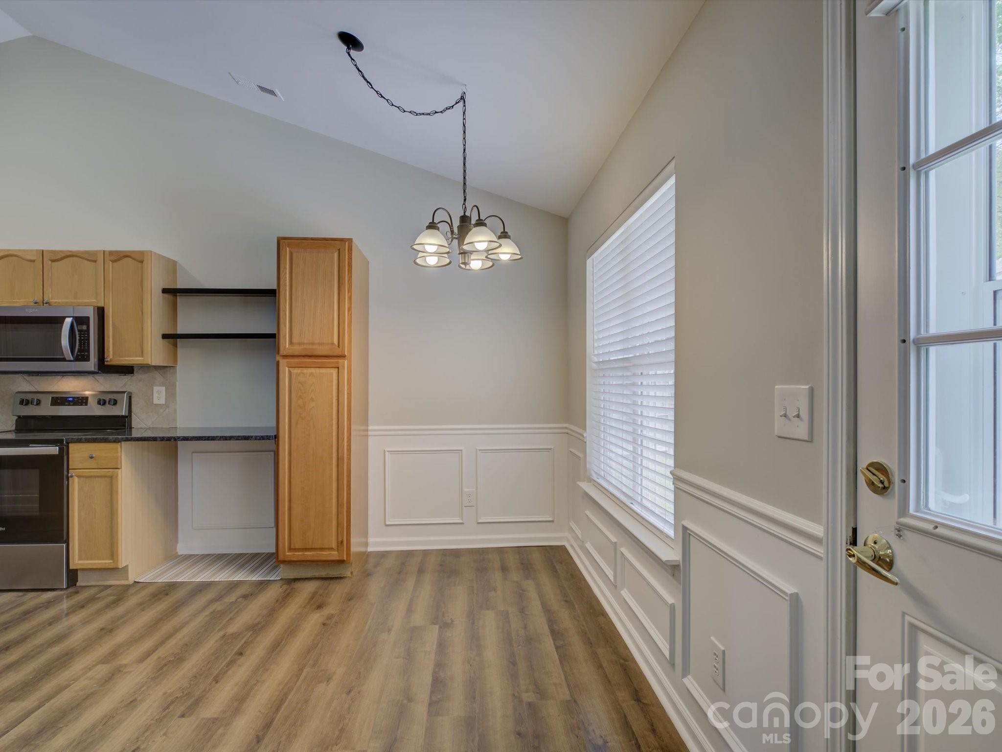 1530 Hollythorne Drive