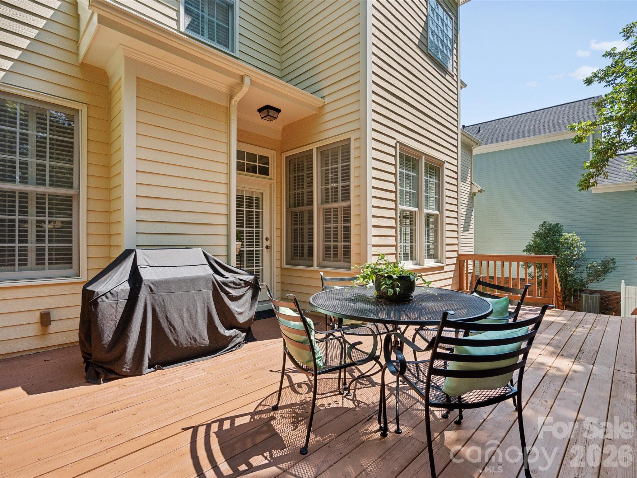 927 Dericks Crossing