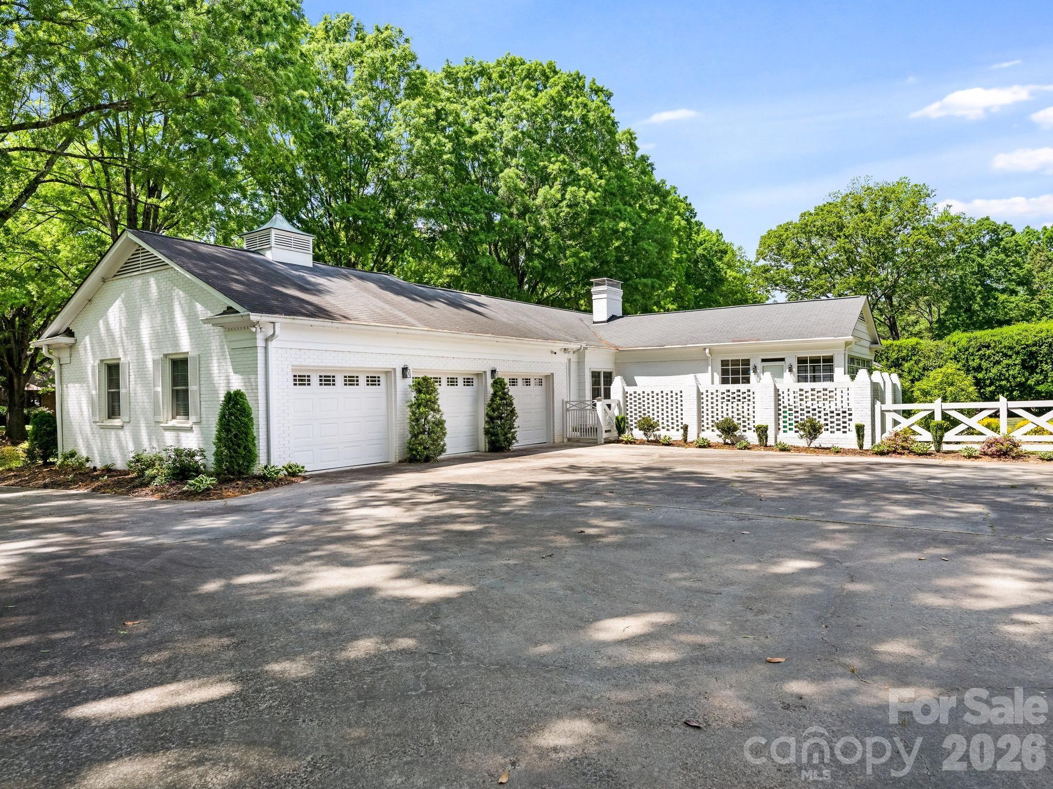 2738 Beverwyck Road