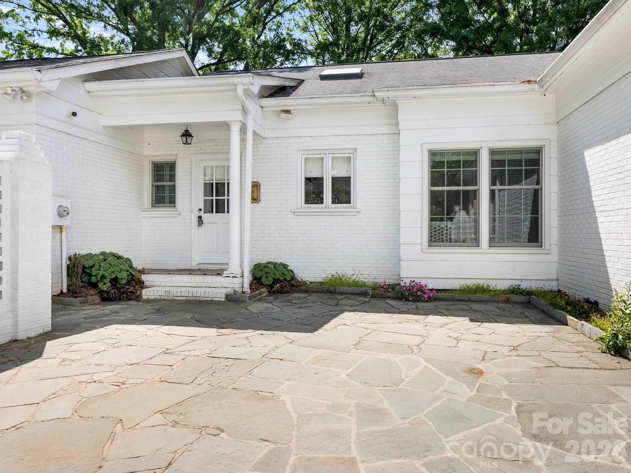 2738 Beverwyck Road