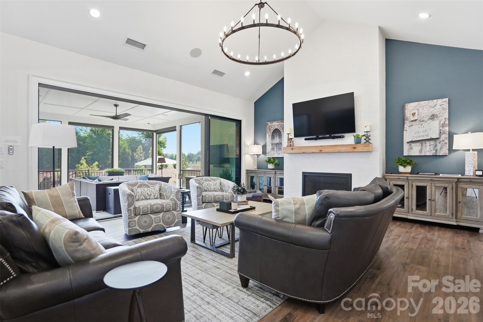 1124 Mesa Way