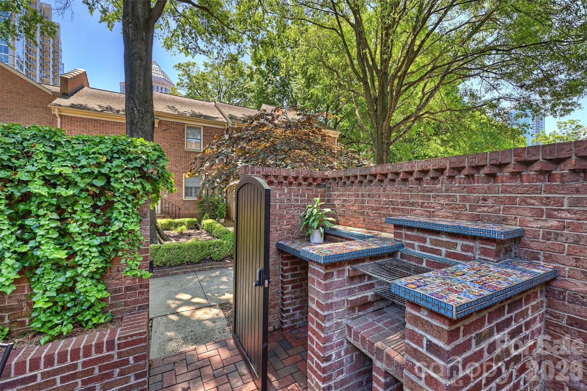 520 N Poplar Street Unit: I