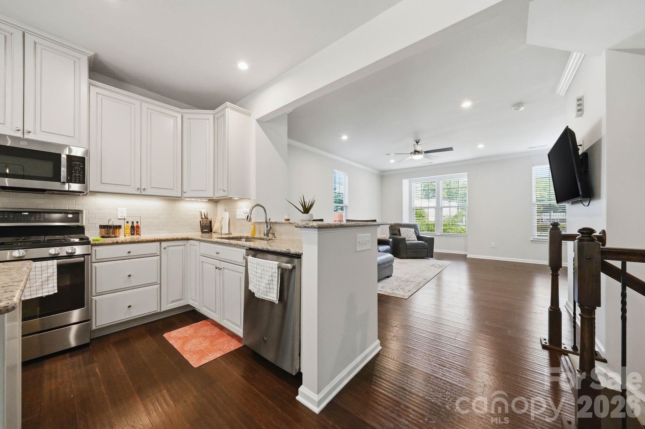 1221 Queen Lyon Court