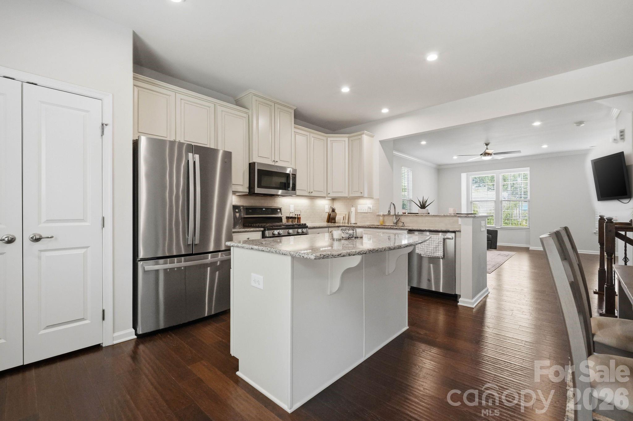 1221 Queen Lyon Court
